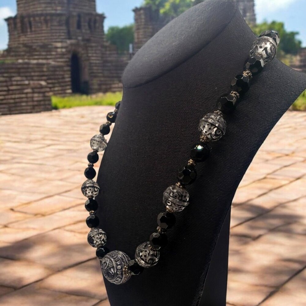 Vintage Black and Silver Fashion Necklace